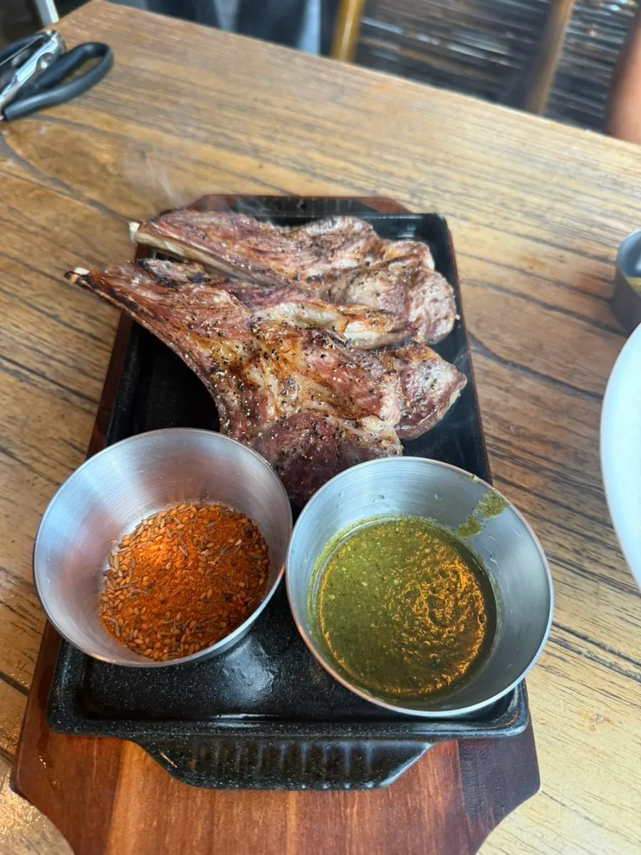 쯔란 시즈닝과 함께 나온 양고기 숄더렉