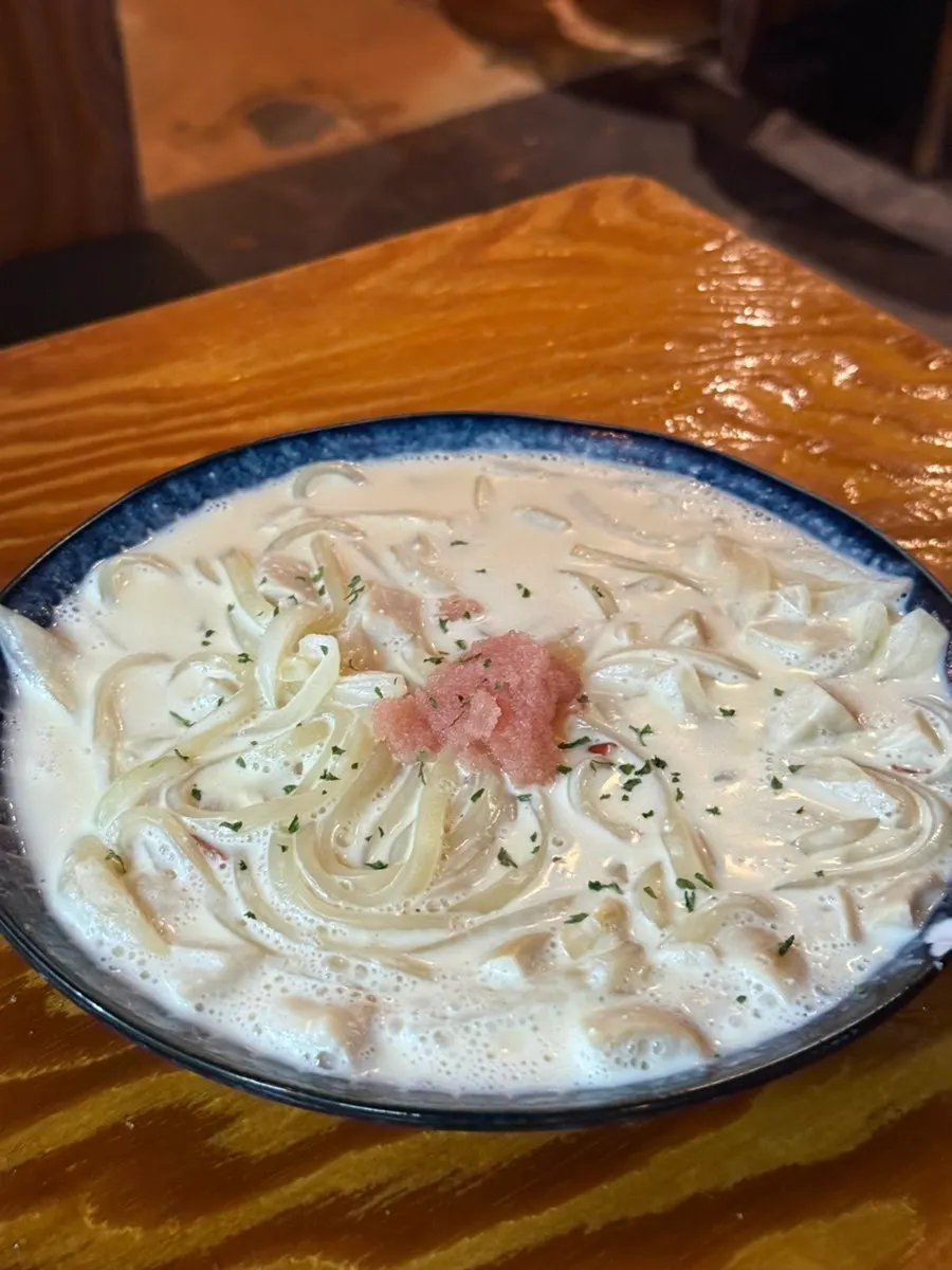 커다란 접시에 담긴 모듬꼬치구이