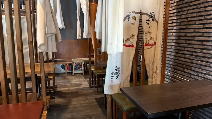 나무 파티션으로 나뉜 나니 여의도점 좌석