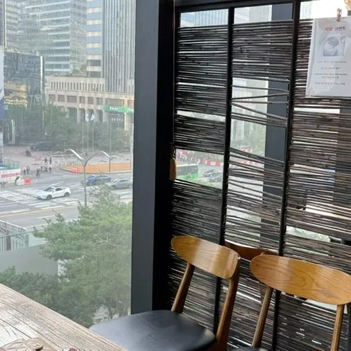 은은한 조명의 우드톤 이자카야 실내