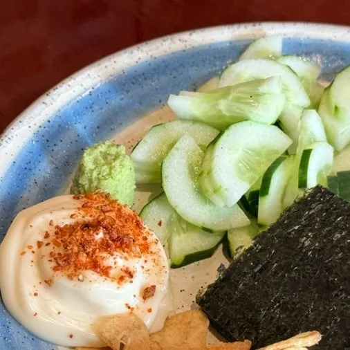 명란 야끼와 함께 나온 오이, 김, 마늘칩