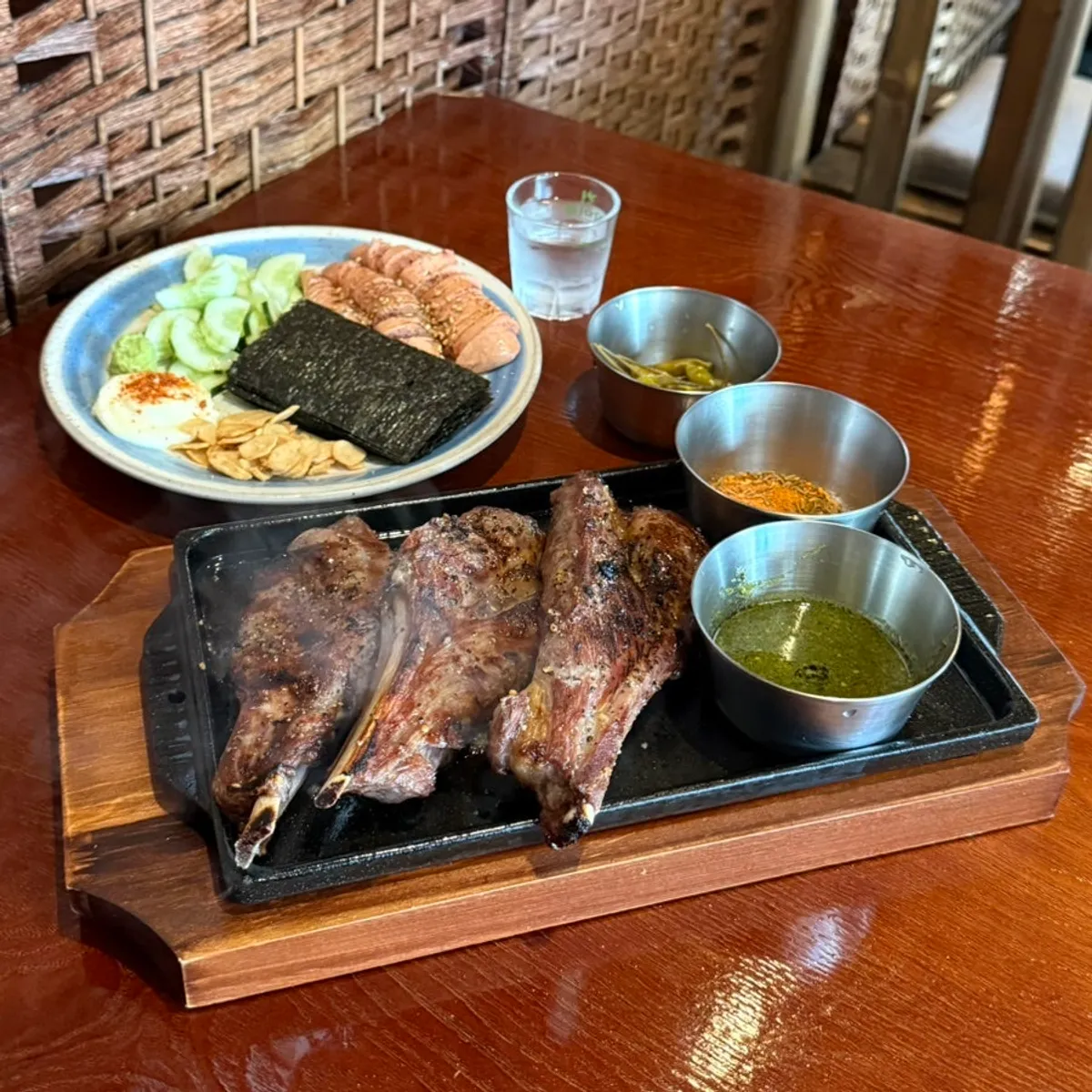 나니 여의도점 테이블에 차려진 안주와 술