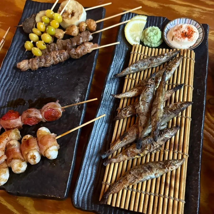 꼬치구이와 짬뽕을 함께 차린 술자리