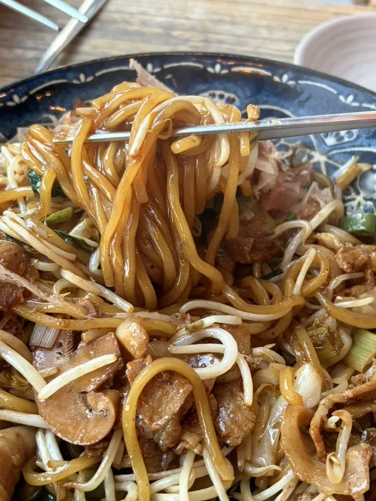 Yakisoba noodles and pork