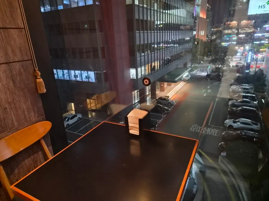 Yeouido night view seen through the floor-to-ceiling windows at Nani Yeouido Branch
