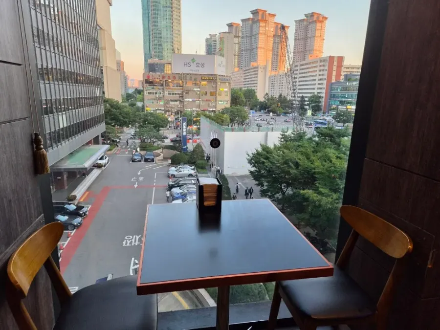 Separated seating area at Nani Yeouido Branch
