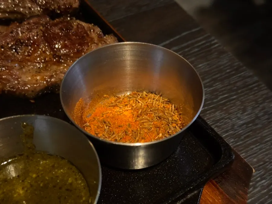 쯔란가루와 바질소스가 놓인 양갈비 접시