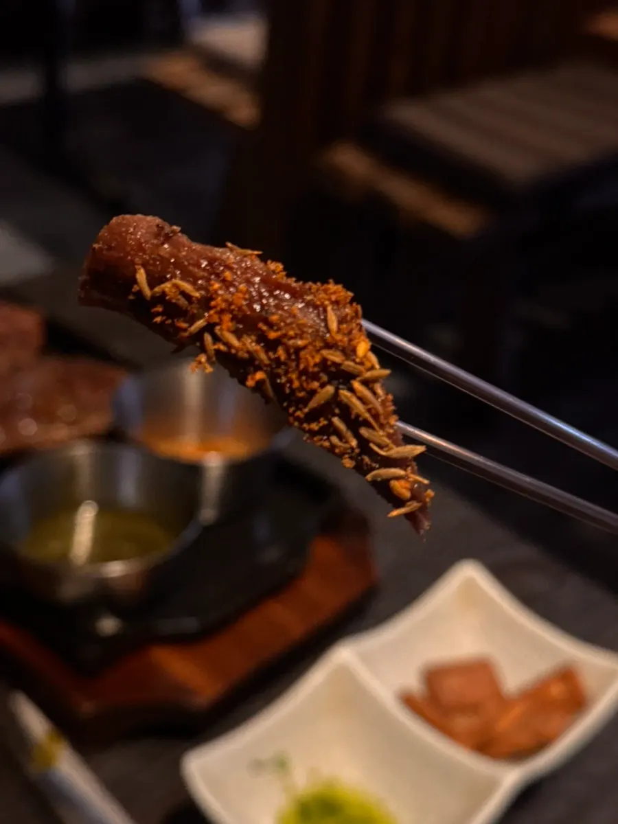바질소스를 찍은 양갈비 한 점