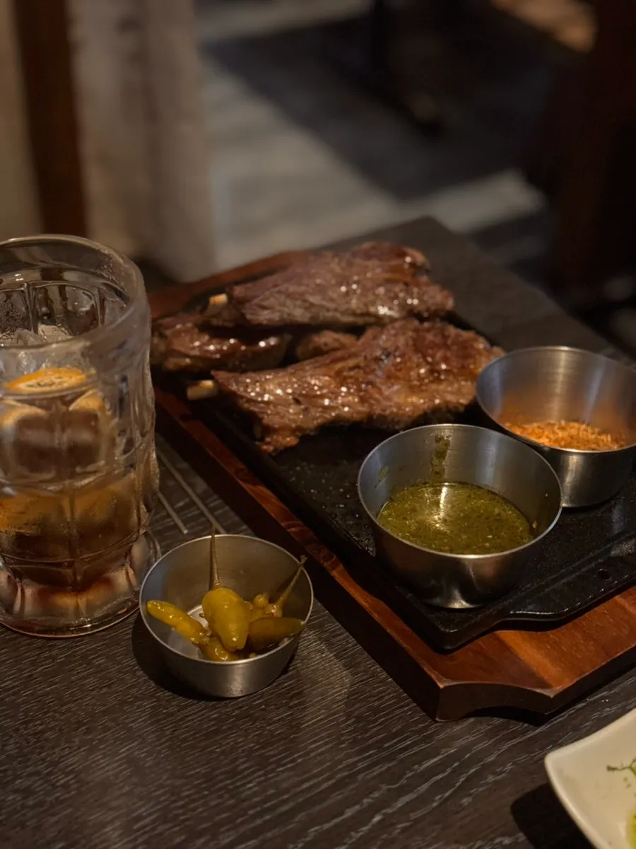 쯔란가루를 찍은 양갈비 한 점