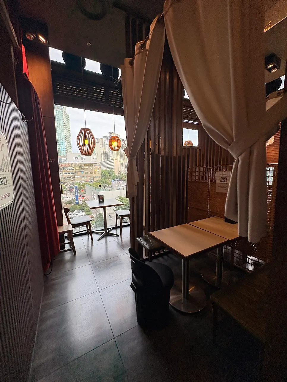 나니 여의도점 넓은 홀과 좌석 전경