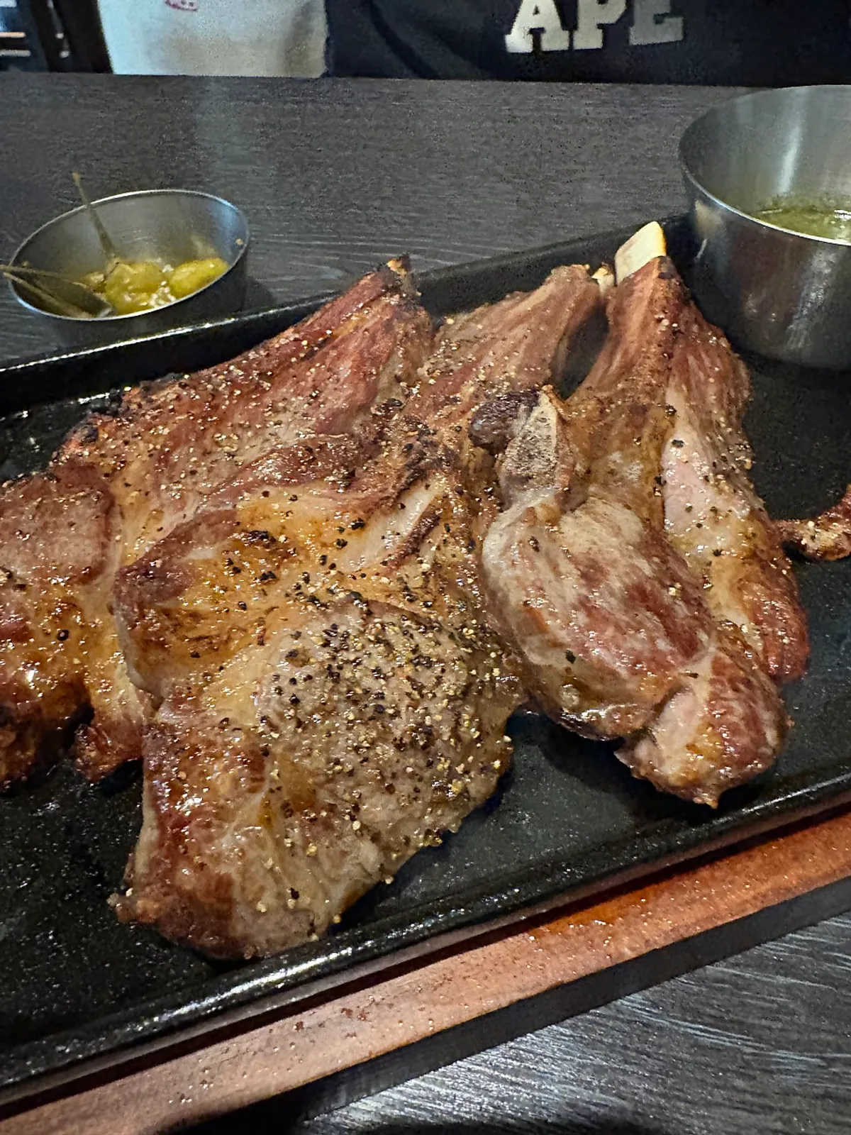 뜨거운 철판에 나온 고급양갈비숄더랙