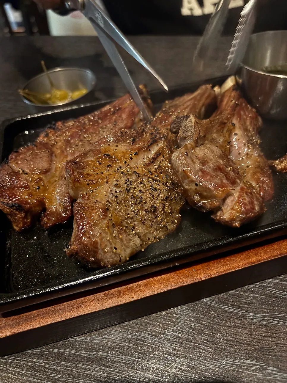 철판 위 양갈비와 두 가지 소스