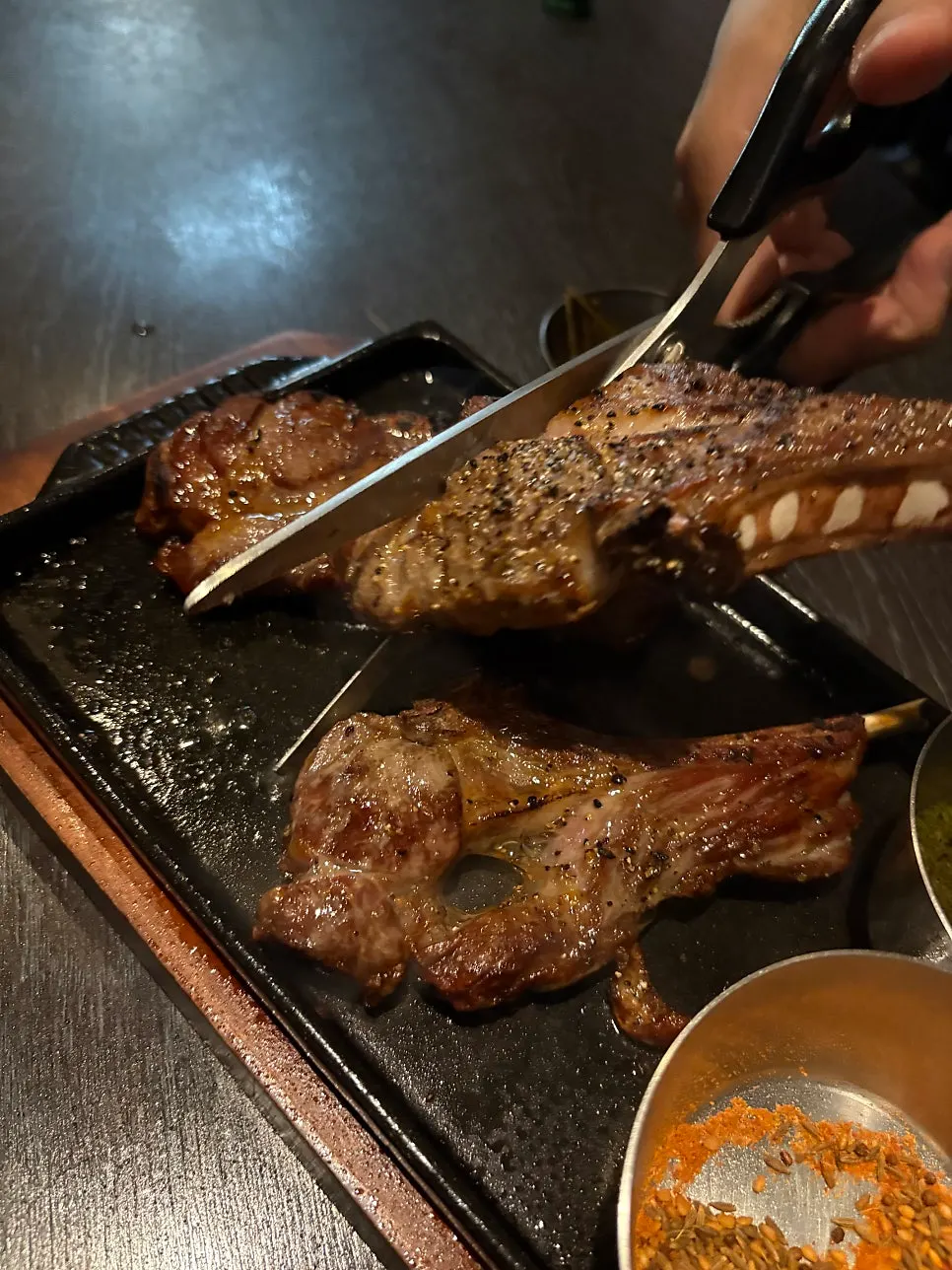 잘라 놓은 숄더랙 양갈비 조각