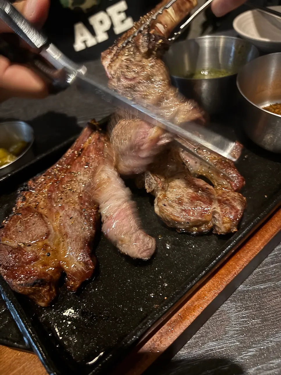 쯔란 소스에 찍어 먹는 양갈비