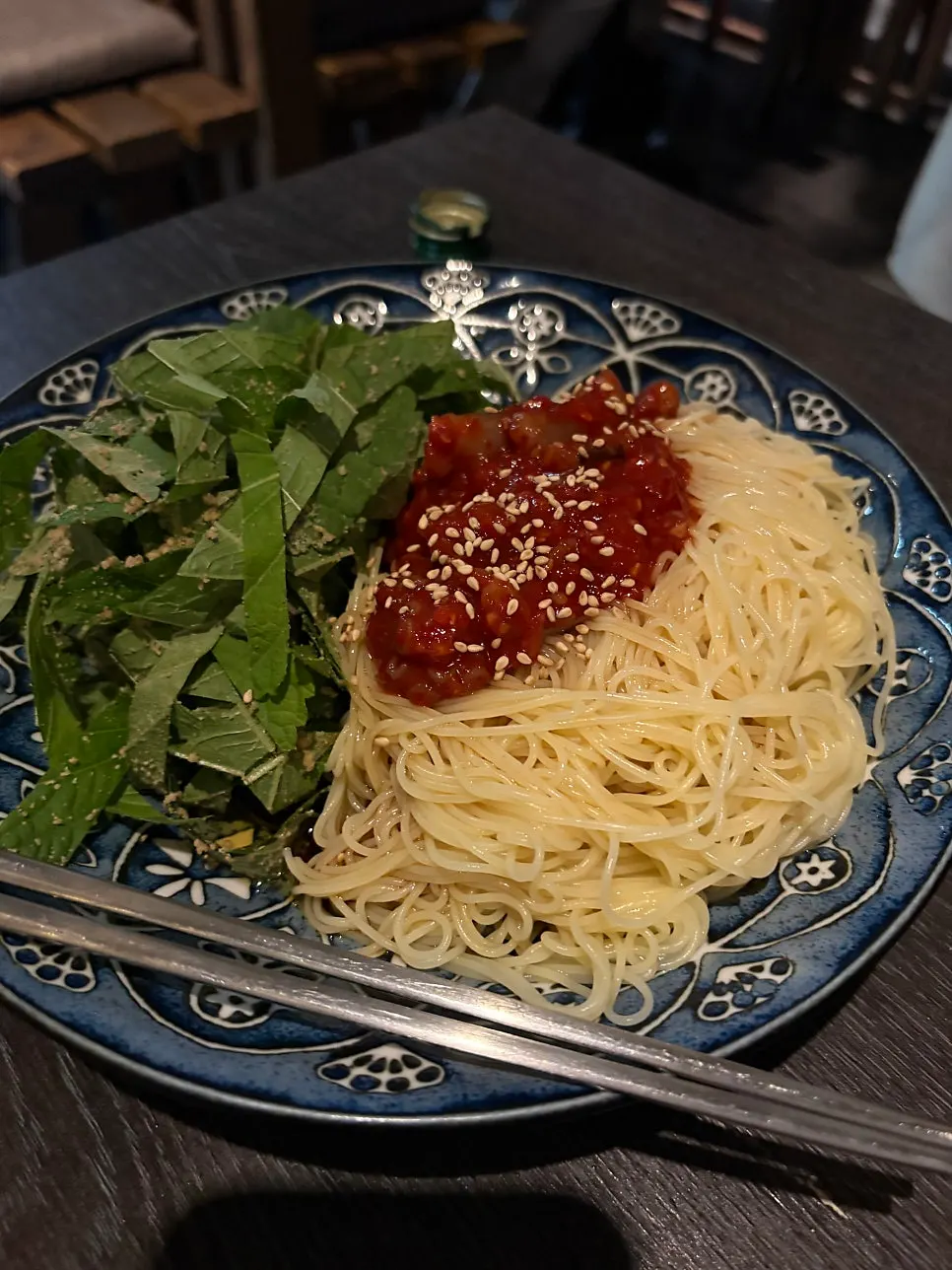 바질 소스와 함께 놓인 양갈비 접시