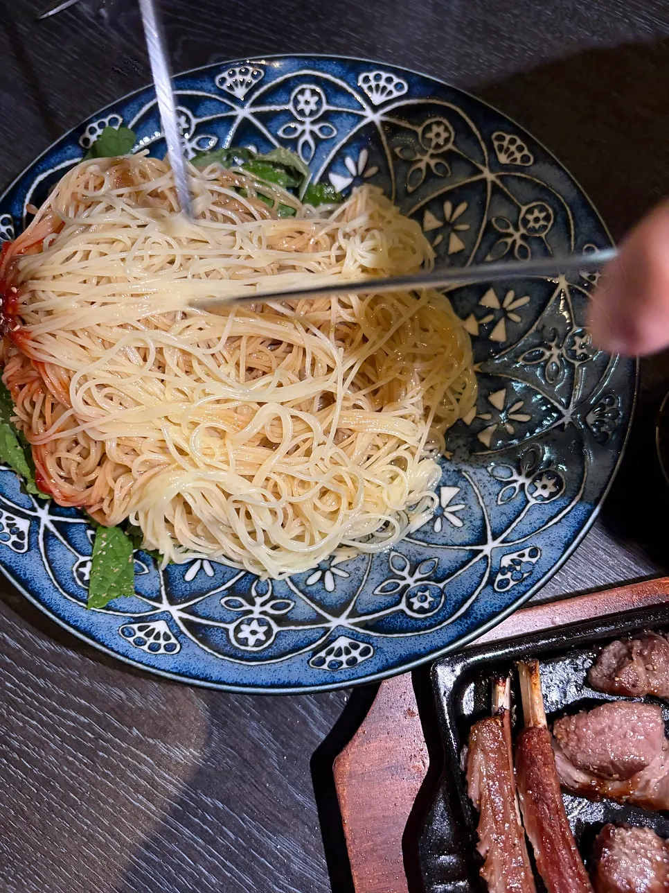 양갈비와 소스 두 가지 테이블 세팅