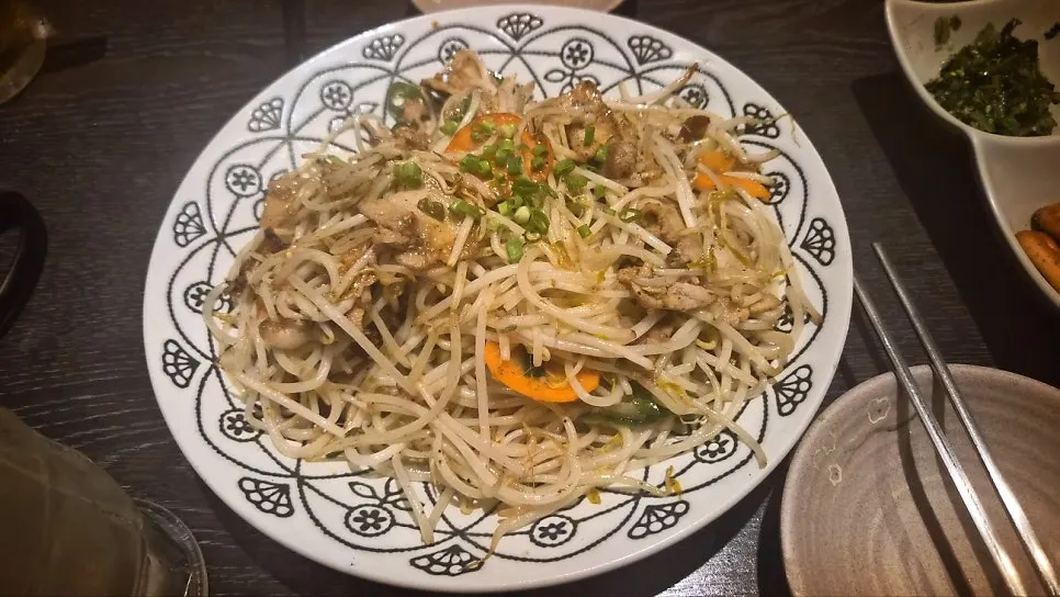 Smoky pork and bean sprout stir-fry