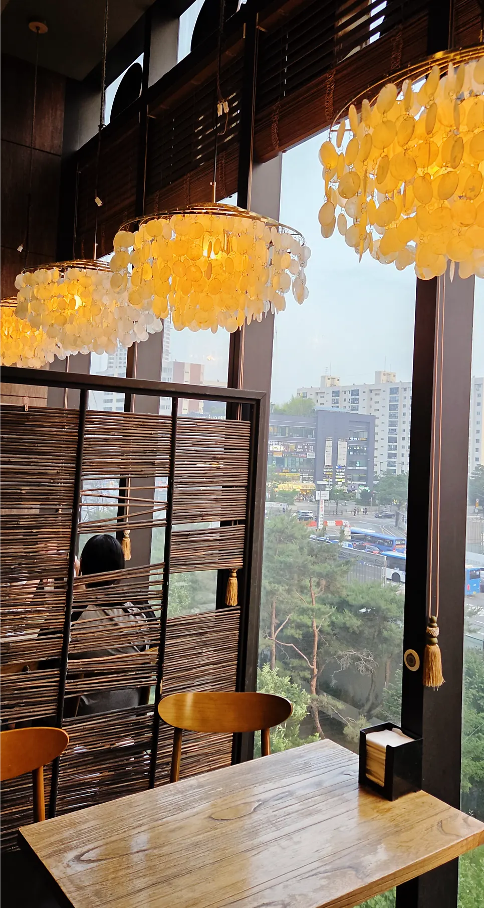 여의도 거리가 보이는 나니 여의도점 창가 좌석
