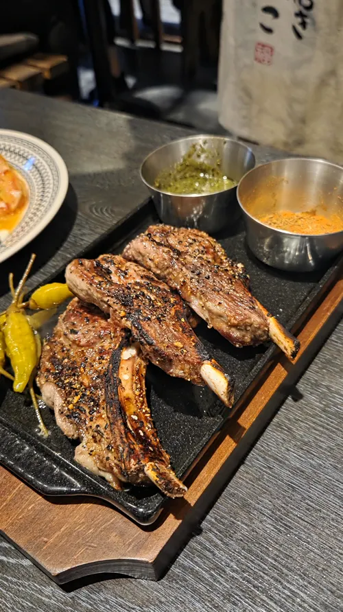 철판 위에 올려진 고급양갈비 숄더랙