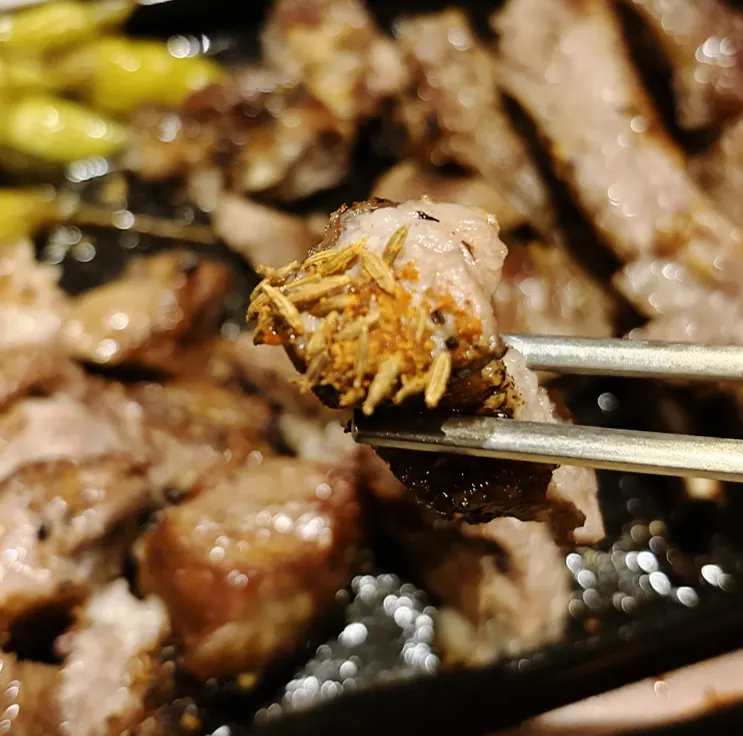 쯔란과 살사 베르데 소스를 곁들인 양갈비