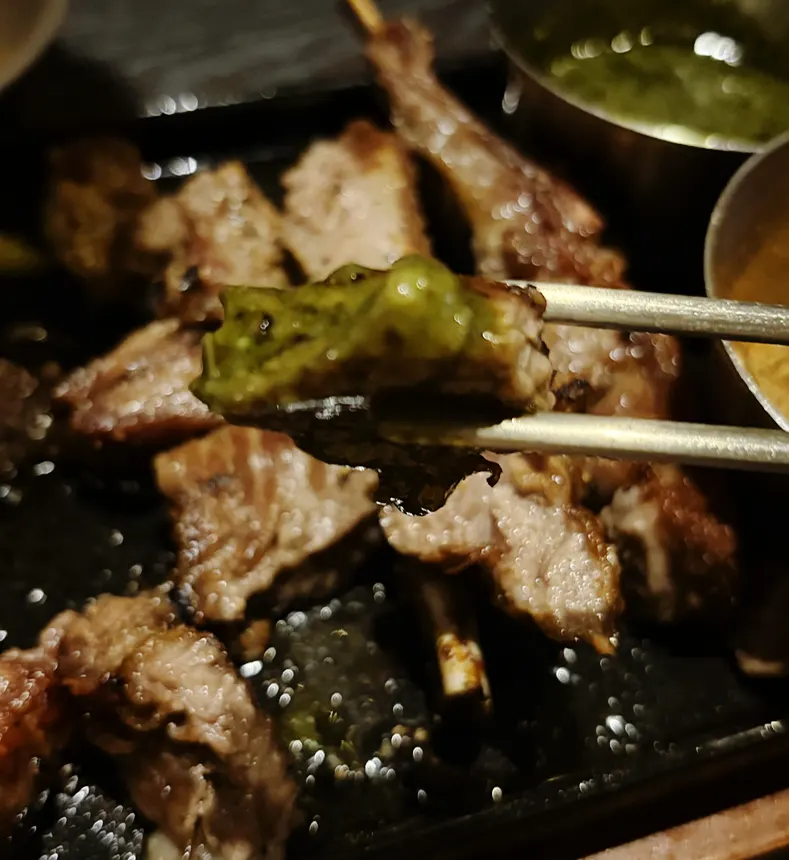 노릇하게 구워진 양갈비 한 점