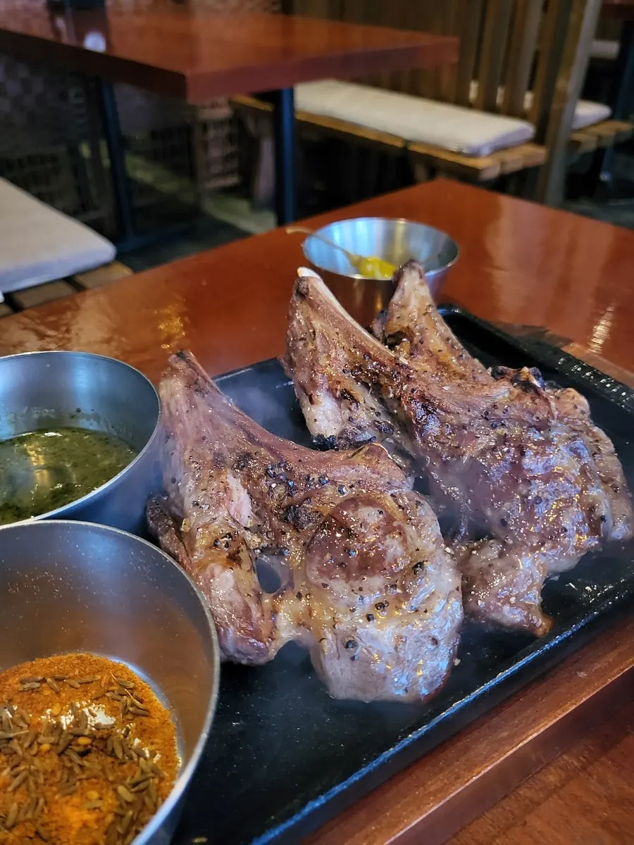 구워져 나온 양갈비 숄더랙
