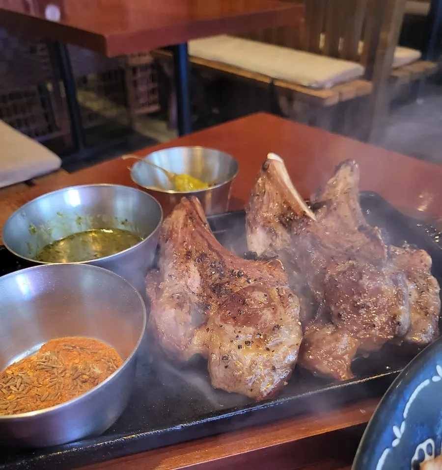 양갈비 숄더랙 단면과 바질 소스