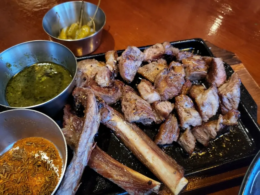 바질 소스에 찍은 양갈비 한 점