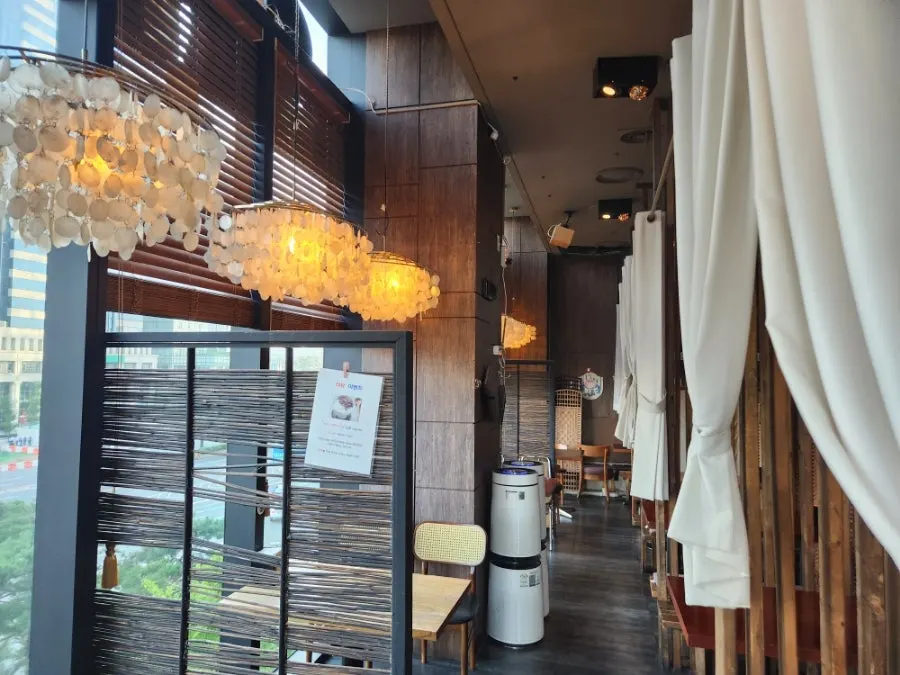 Interior of Nani Yeouido Branch with plenty of window seats