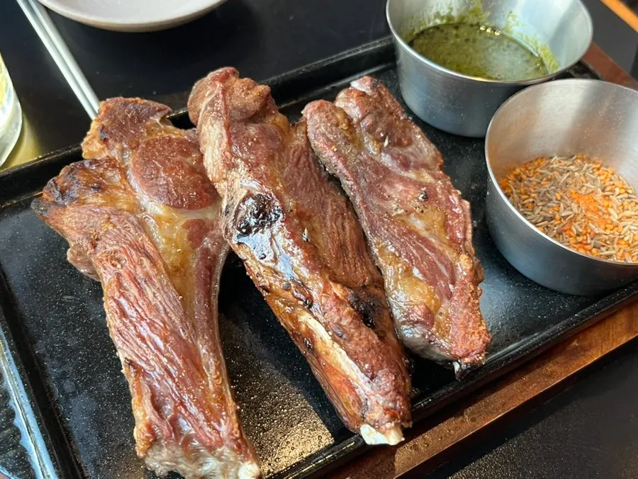 돌판에 올려 나온 양갈비 숄더랙
