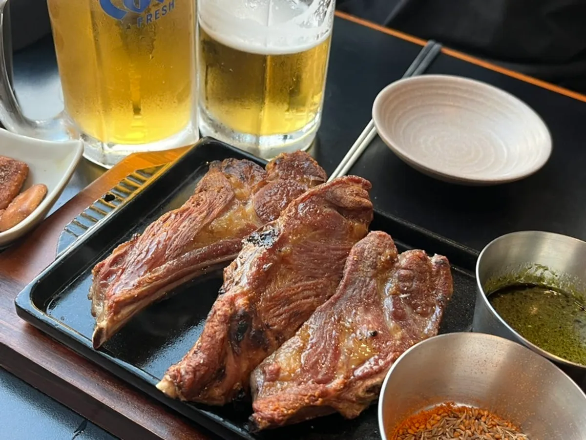 나니 여의도점 테이블에 차려진 안주와 술