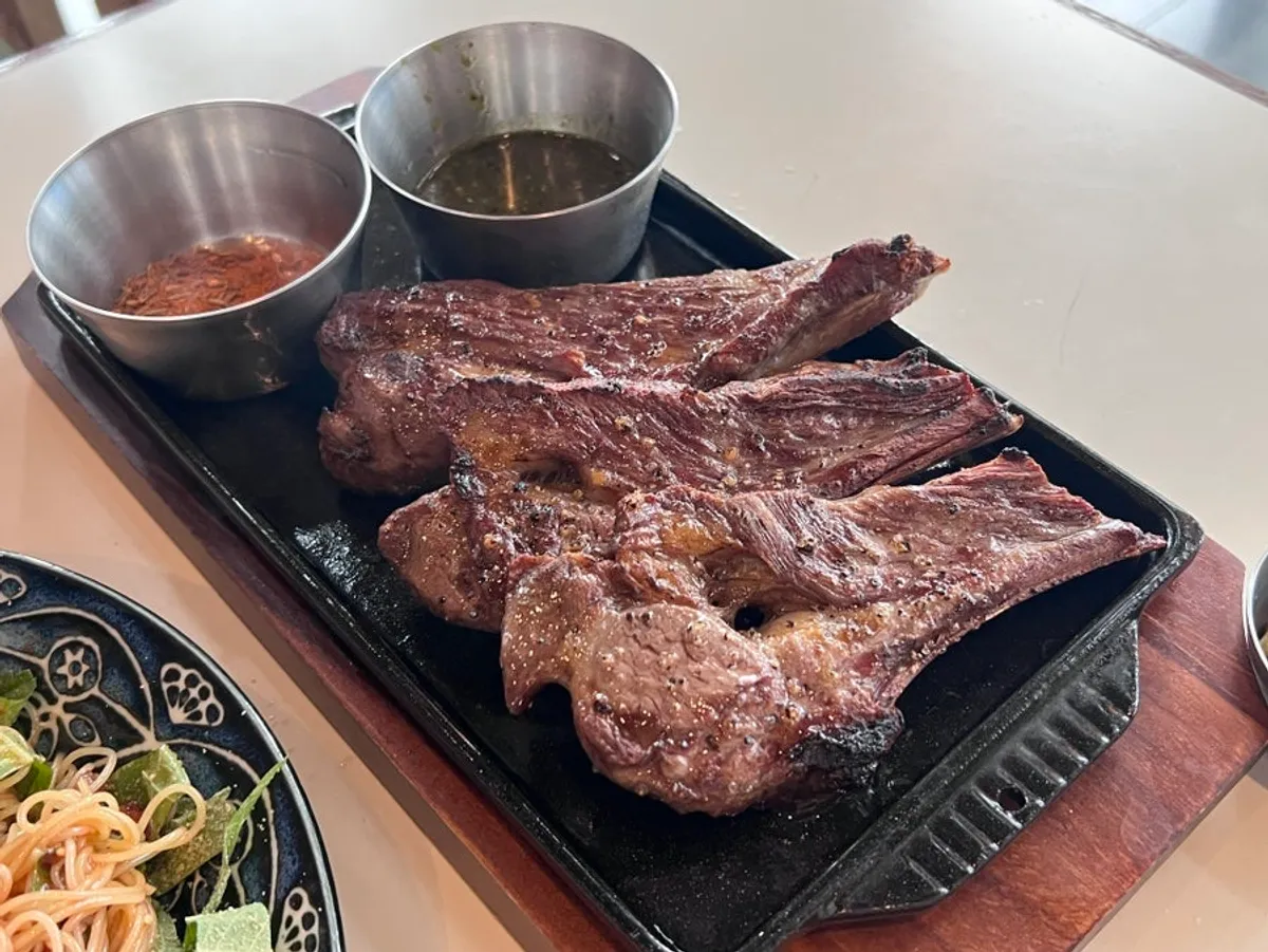 구워져 나온 양갈비 접시
