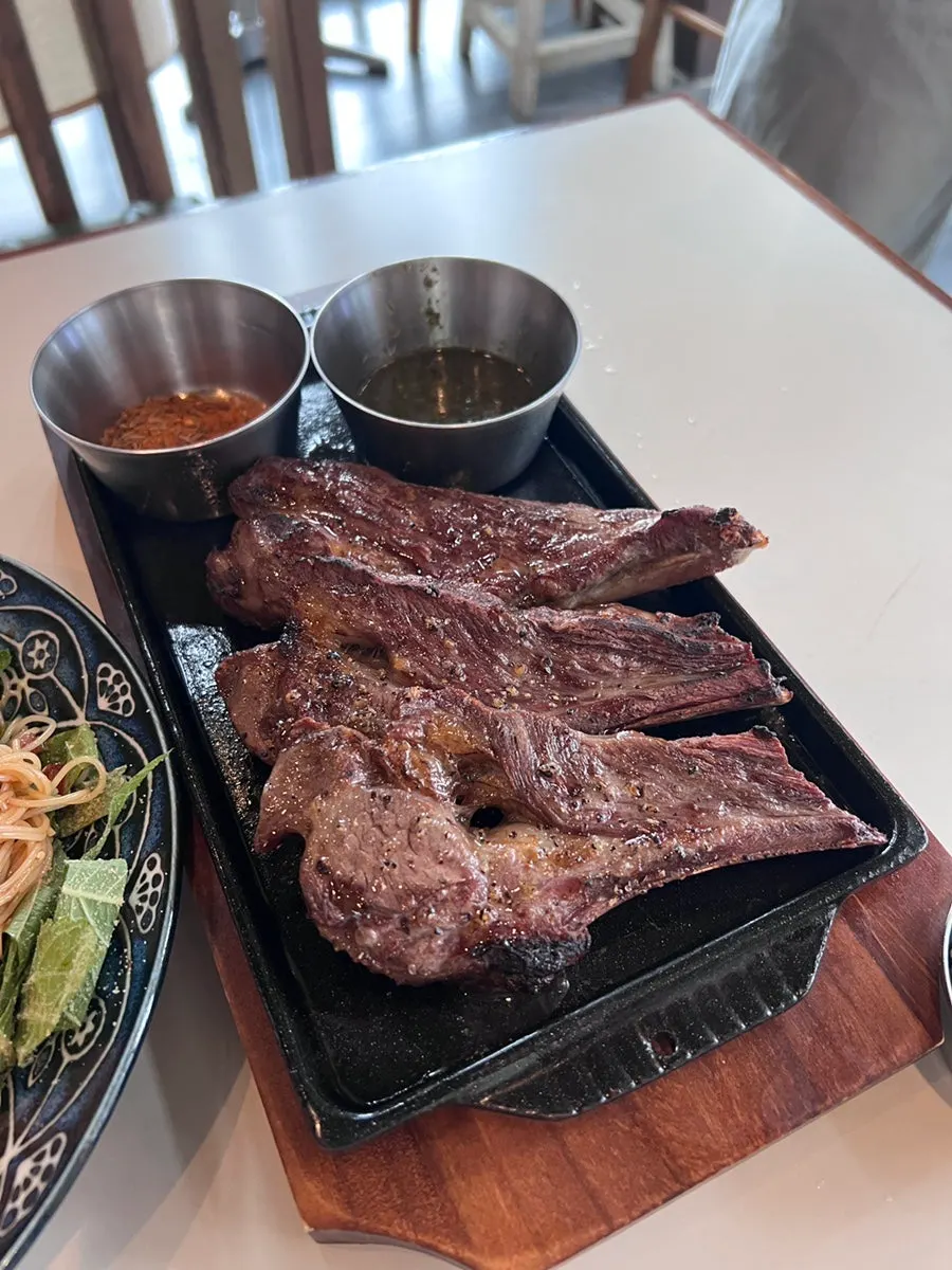 양갈비와 파스타를 함께 놓은 테이블