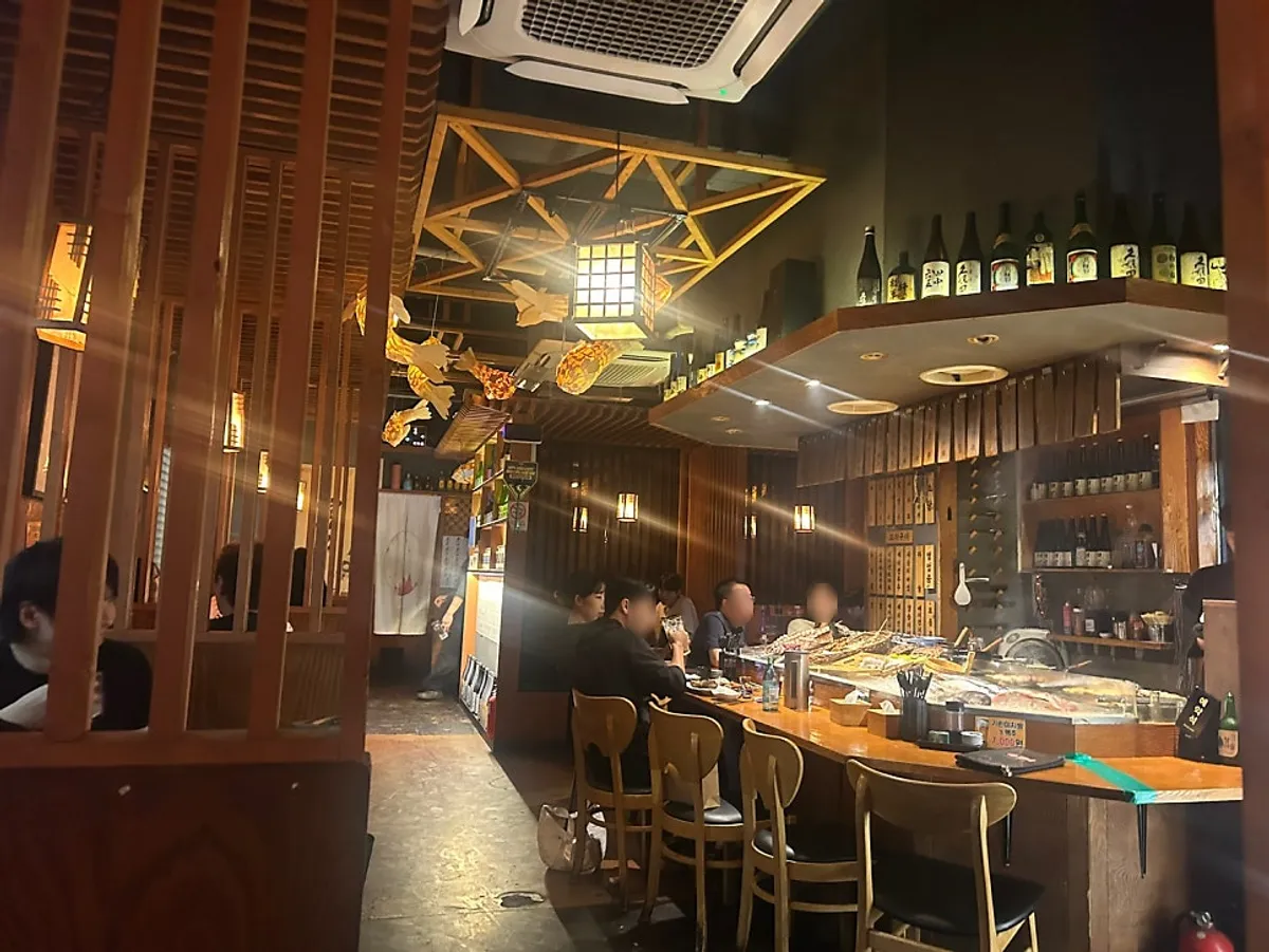 深山烧烤居酒屋汝矣岛店原木色调的店内空间