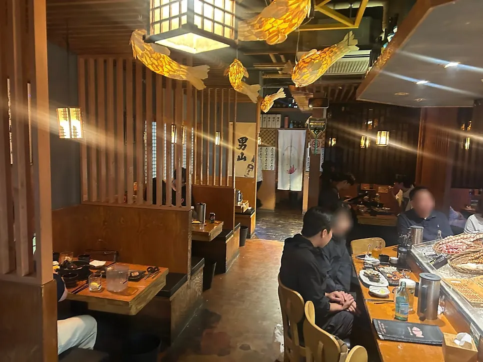 灯光柔和的居酒屋大堂全景