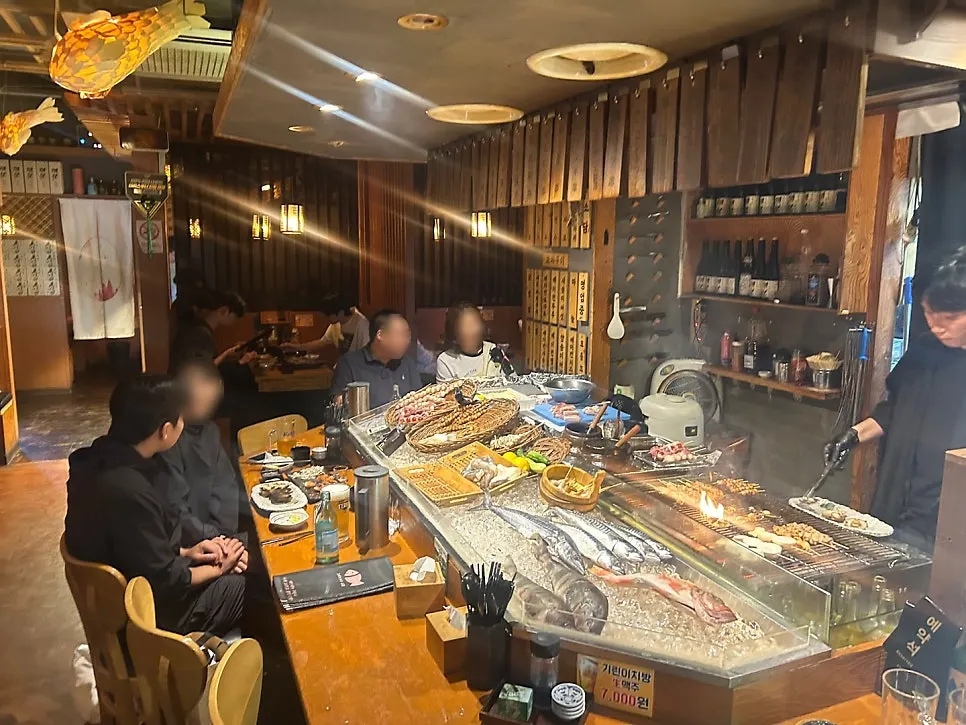 店铺中央延伸而出的长条吧台席
