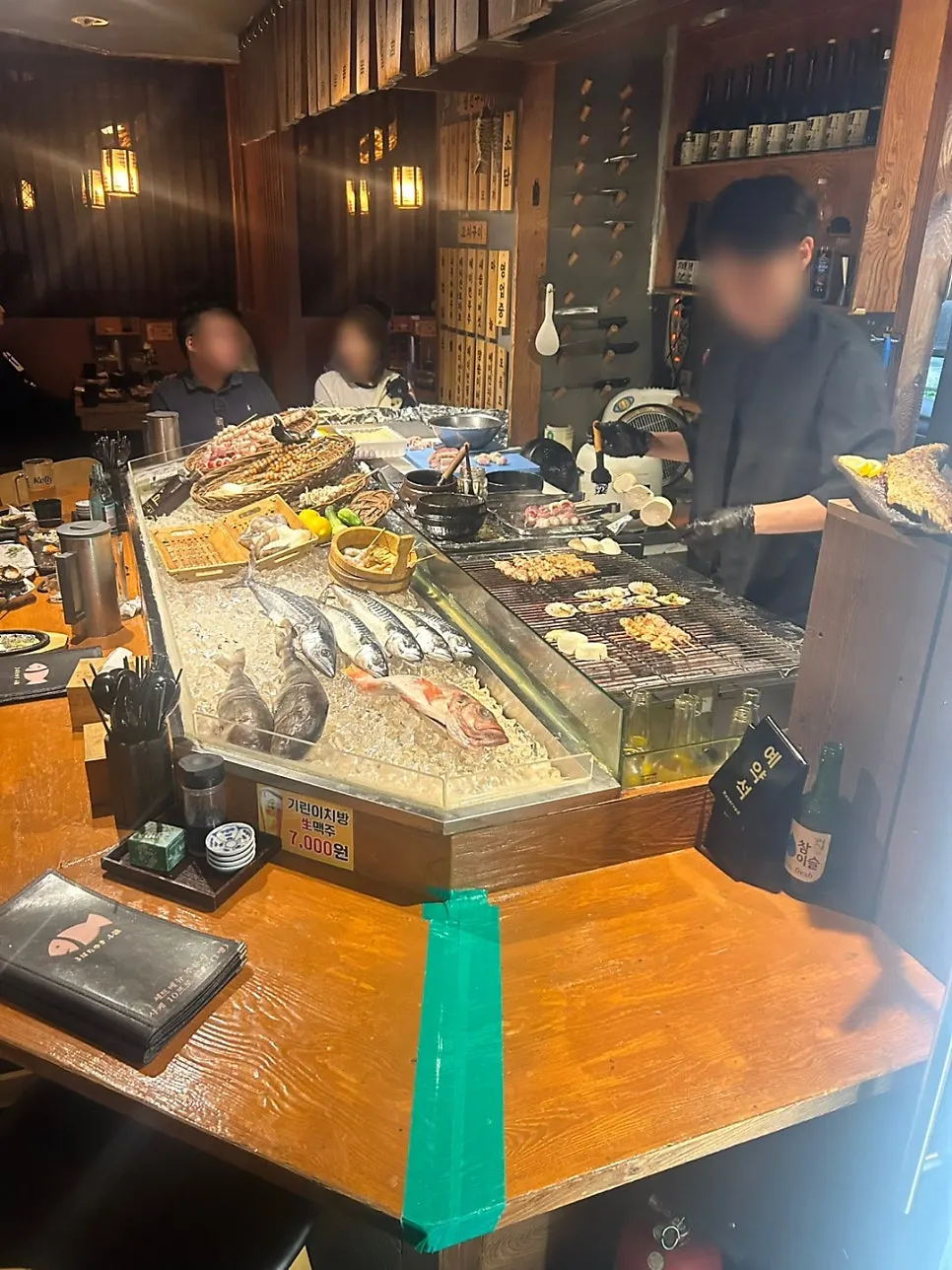 可供团体聚餐的宽敞包间桌位