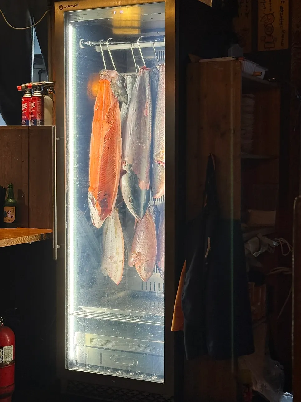 突出木质装修细节的居酒屋内部