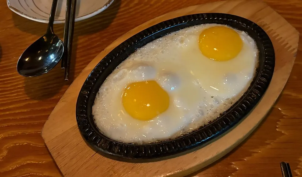 사시미와 모듬꼬치 세트 상차림