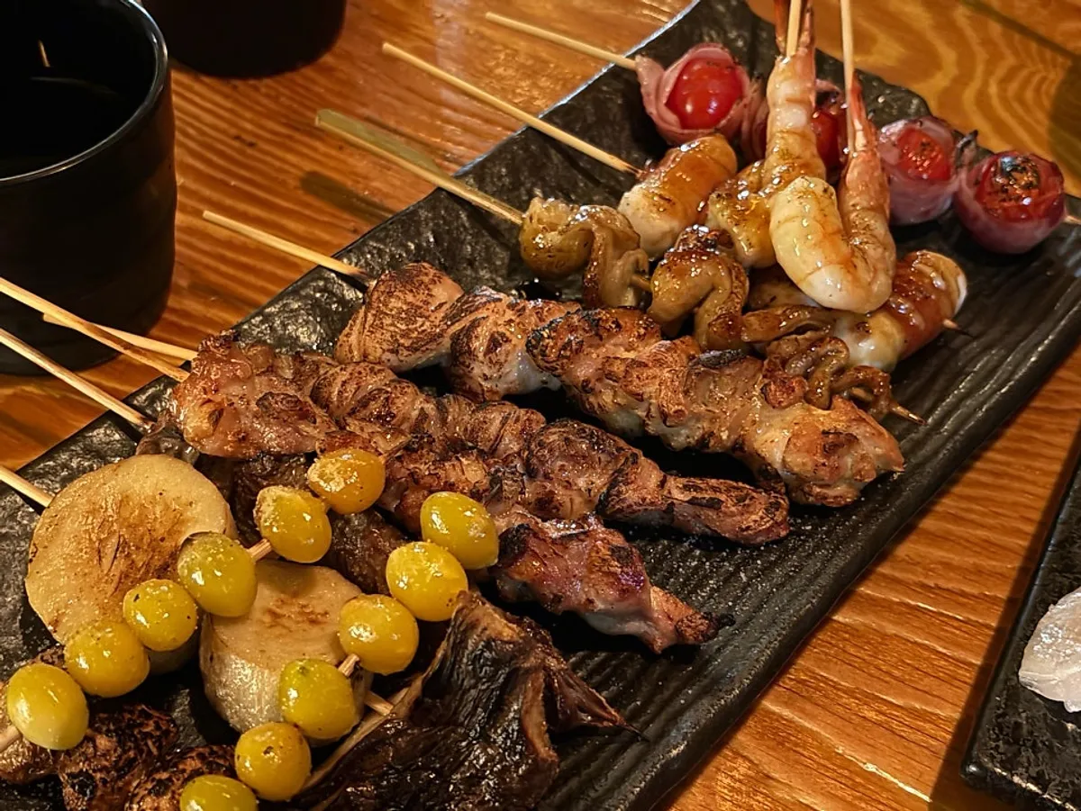 신선한 숙성 사시미 한 접시