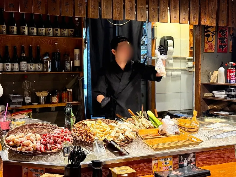 바 앞에 준비된 생선과 꼬치류