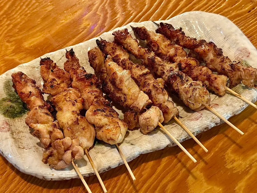 노릇노릇하게 구워진 닭꼬치와 닭연골꼬치
