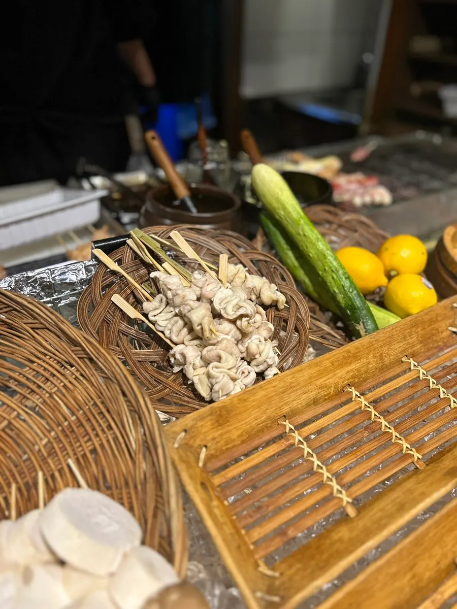 사케병과 일본풍 포스터가 걸린 벽면