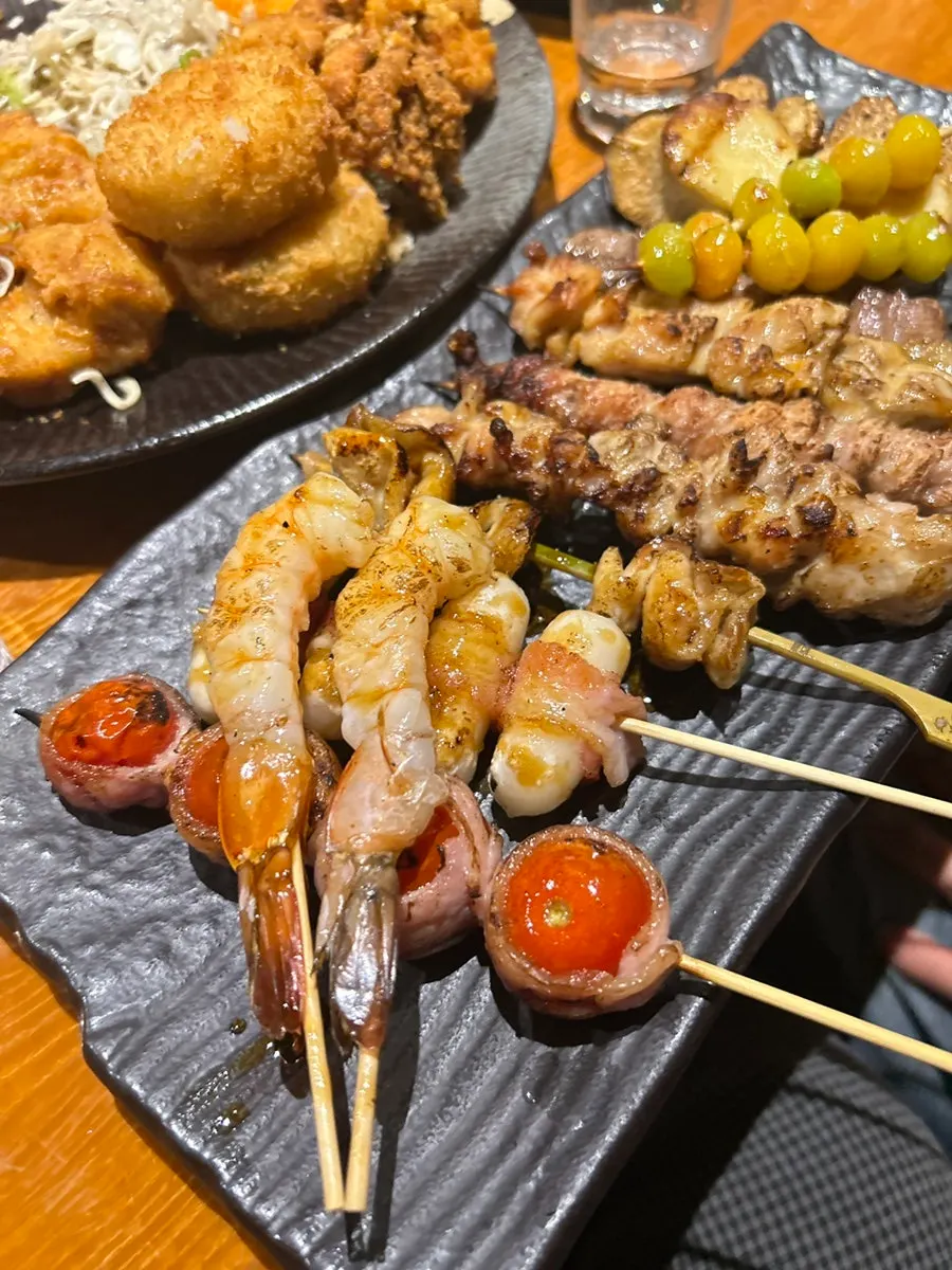 불향 밴 꼬치구이 접시