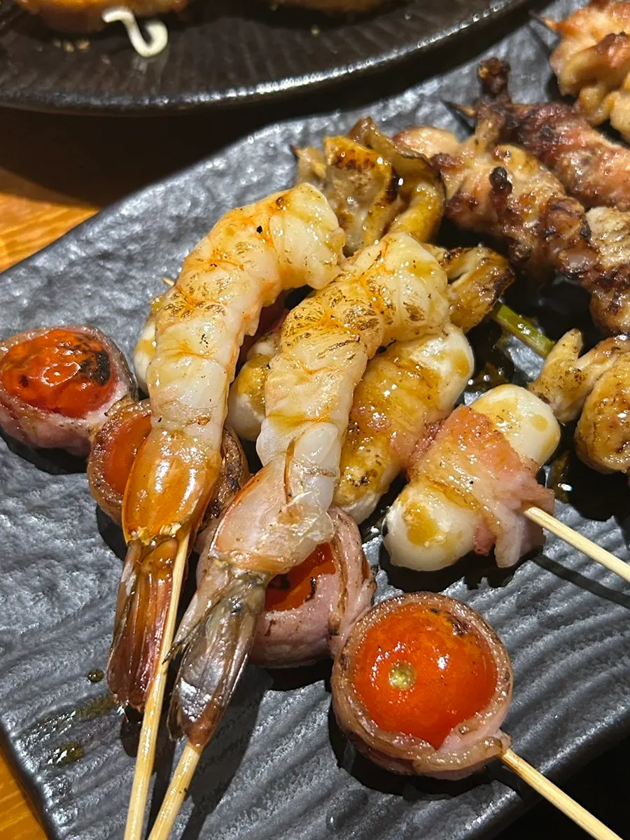 다양한 종류의 꼬치구이 구성