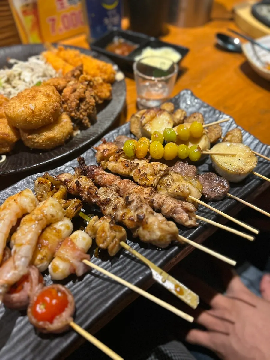 촉촉하게 구워진 꼬치 클로즈업