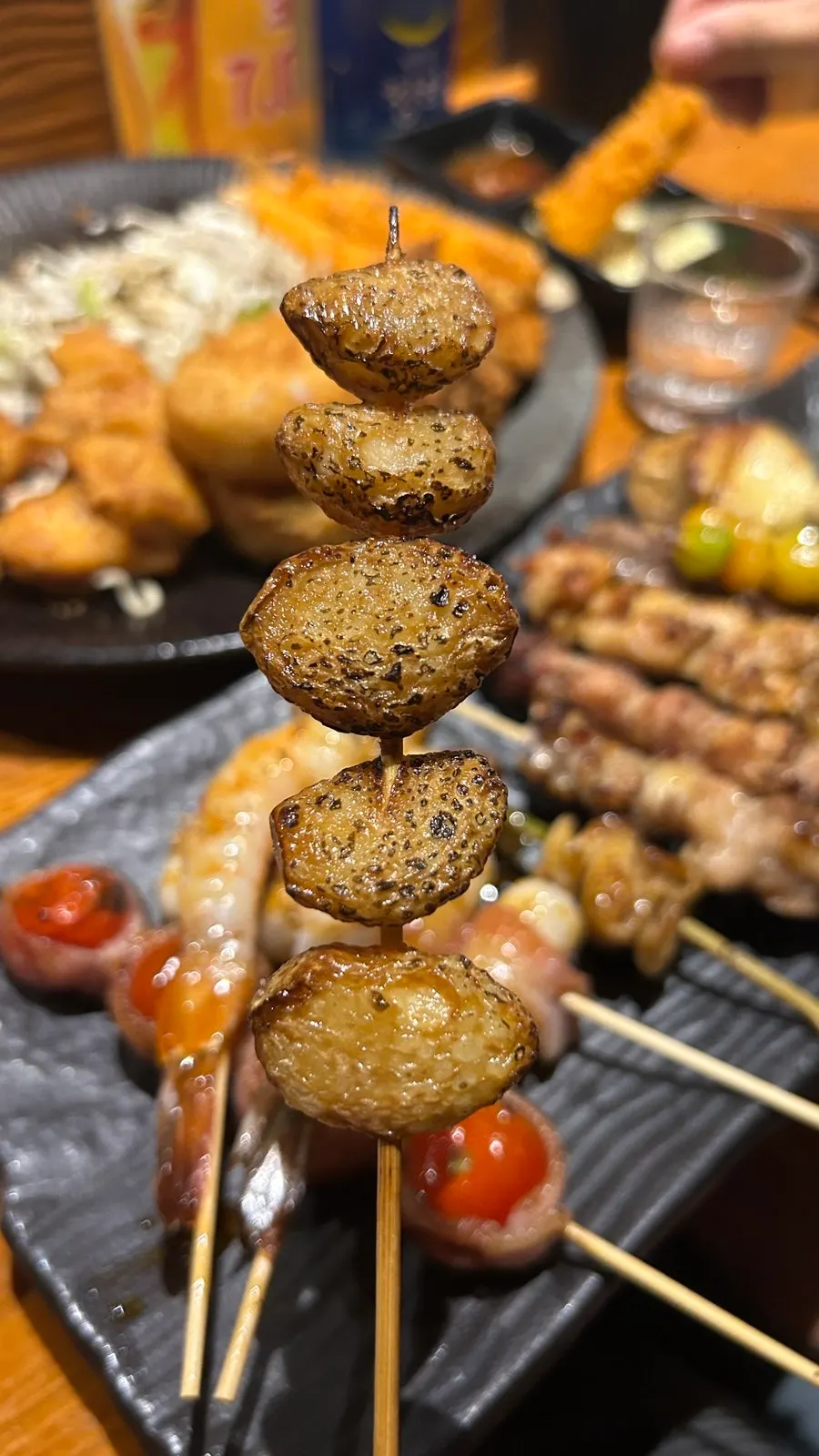 꼬치·튀김과 함께한 생맥주 잔