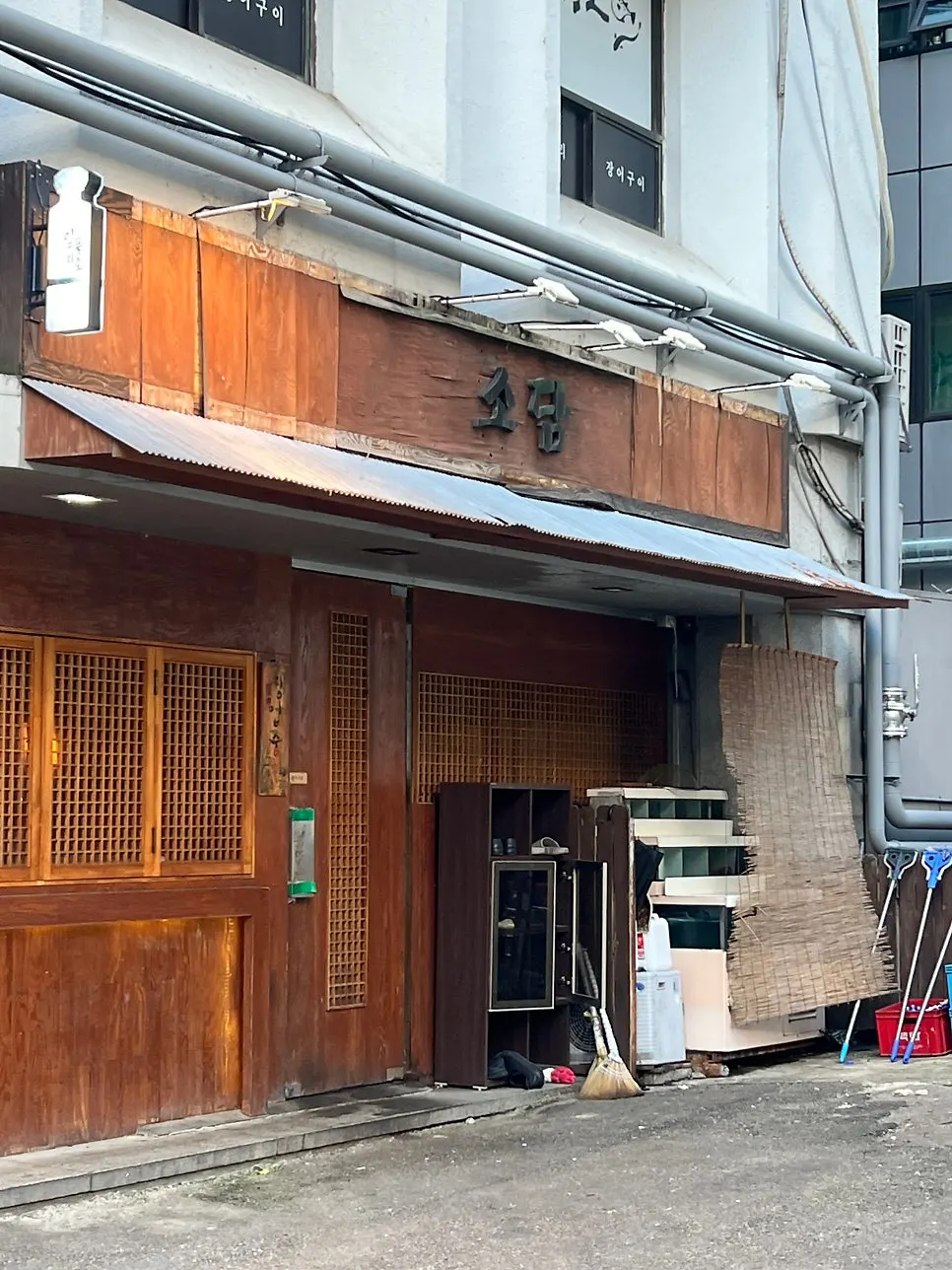 Exterior of Robadayakki Sodam with a Japanese izakaya feel