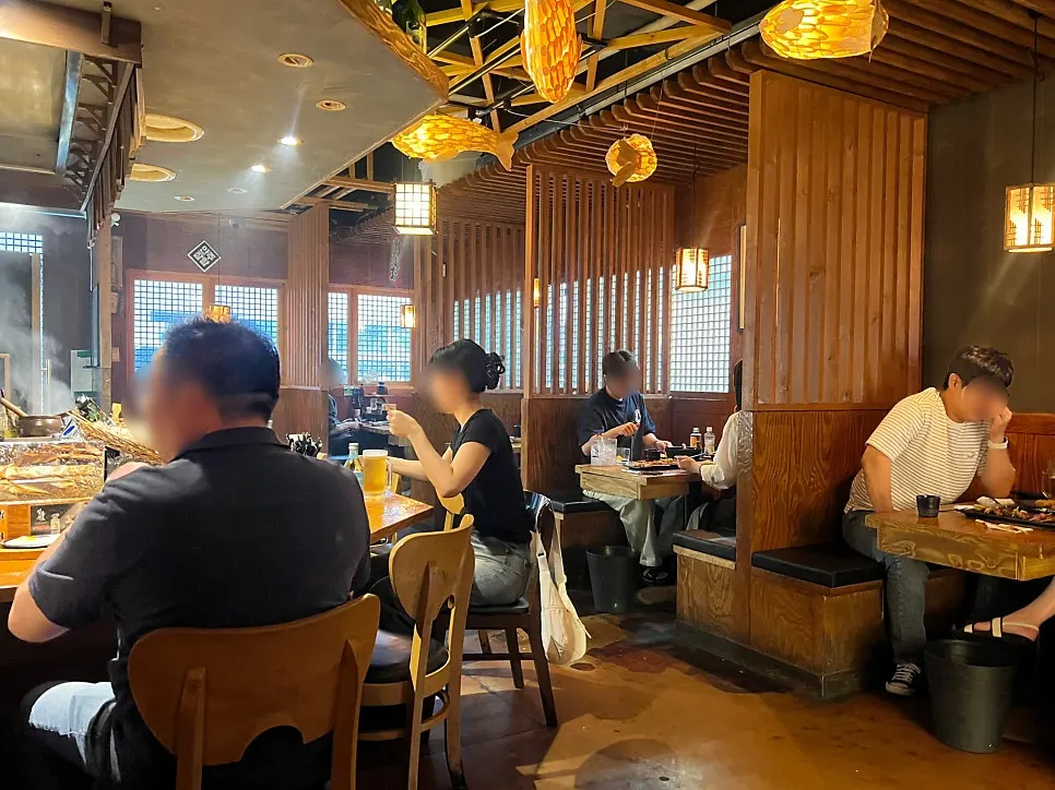 Store view with counter seats and partitioned table seats