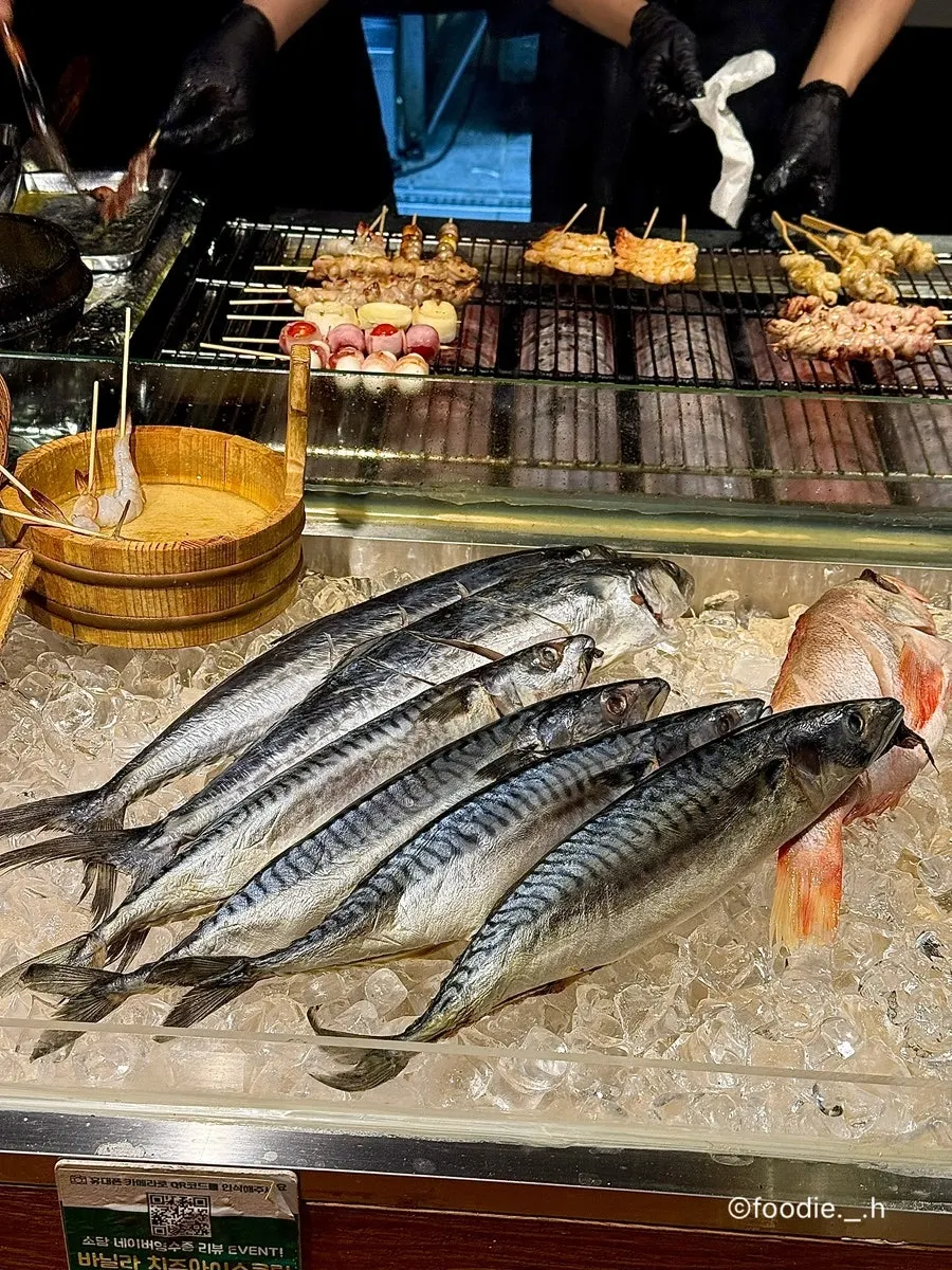 가게 중앙 화로를 둘러싼 다찌석